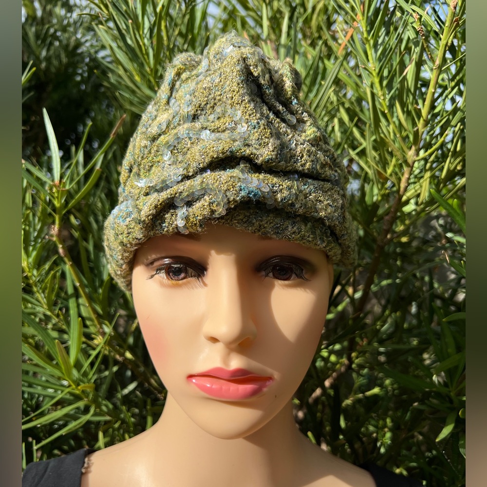 VINTAGE CHRISTIAN DIOR GREEN SEQUINED HAT - Picture 7 of 7